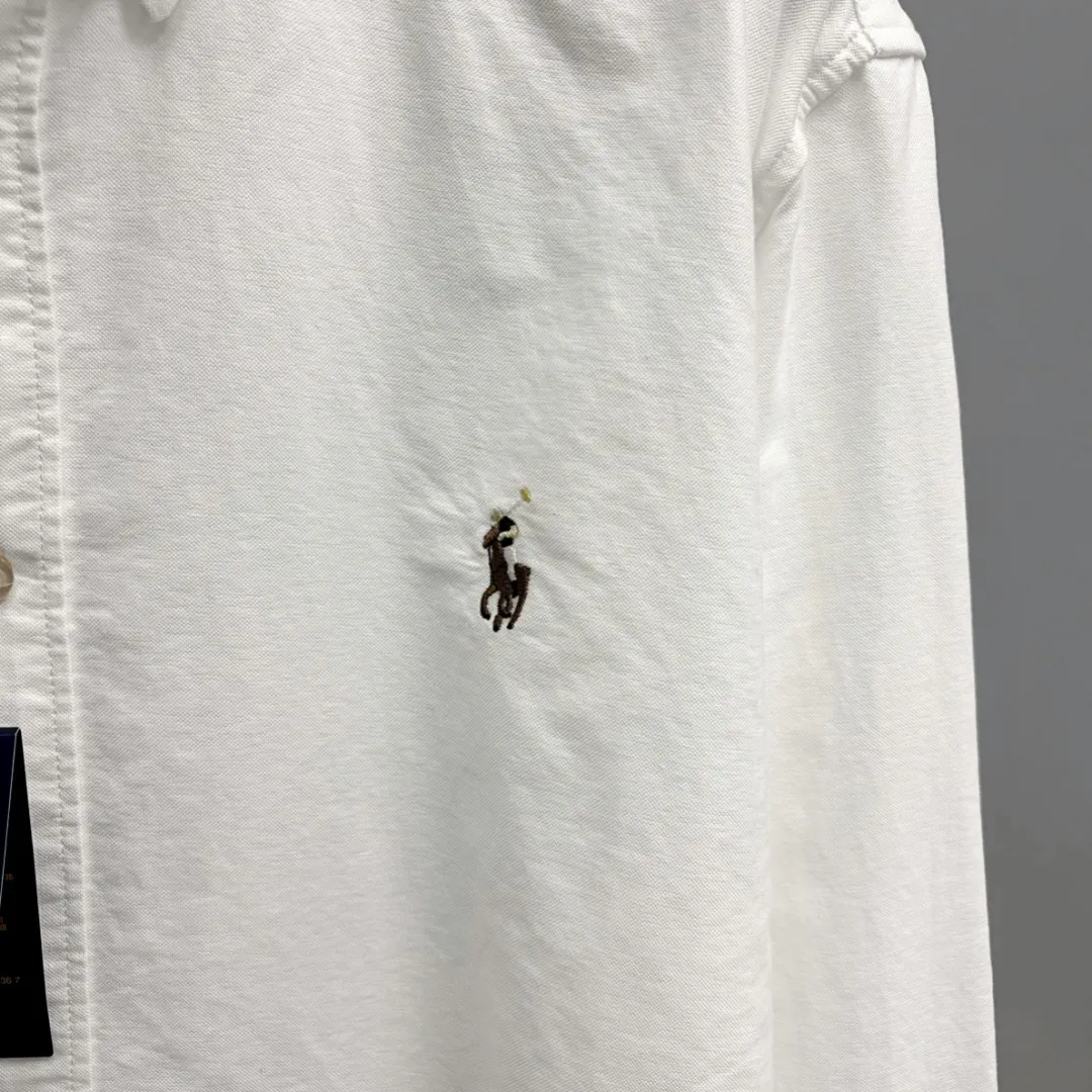 P210 Ralph Lauren/Ralph Lauren cotton oxford embroidered shirt uses 100% cotton oxford fabric. The unique texture of oxford is more textured than ordinary cotton shirts. The 100% cotton material makes it have good breathability. High fabric strength and good wear resistance. Comfortable to wear. Not easy to sweat. Loose fit. The upper body is three-dimensional. The lines are smooth and natural. From the shoulder line to the waistline to the hem, the line transition is smooth. There are no unnecessary folds or accumulations. The whole body is neat and stretched. The chest is embellished with the iconic pony embroidery. Simple but highly recognizable. The color transition of the embroidery thread is natural. The stitches are even and uniform in spacing and size. The stitches can also be connected naturally. The lines are smooth and not stiff. Size: S M L XL